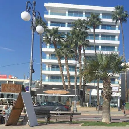 2b Delux Seafront Finikoudes Apartment