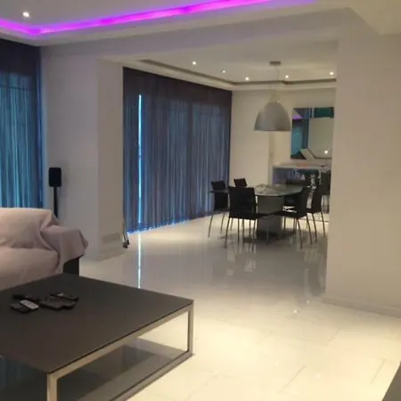 2b Delux Seafront Finikoudes شقة *