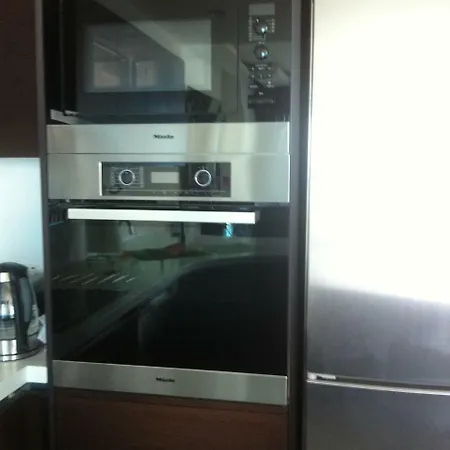 2b Delux Seafront Finikoudes لارنكا